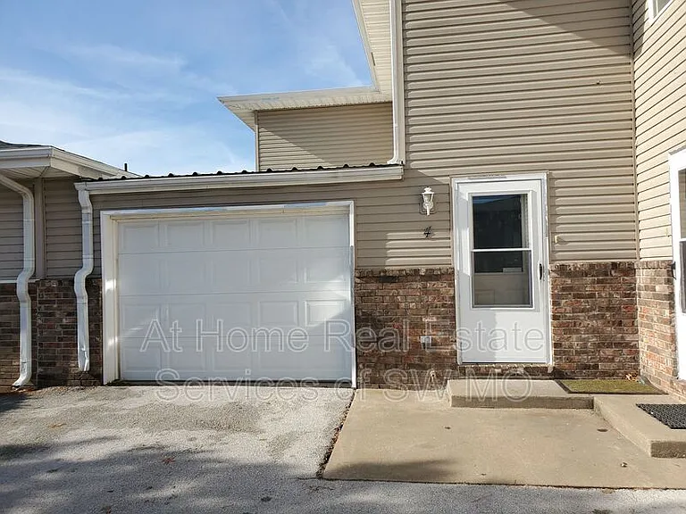 625 W Meadowview Dr #4 — Photo 1