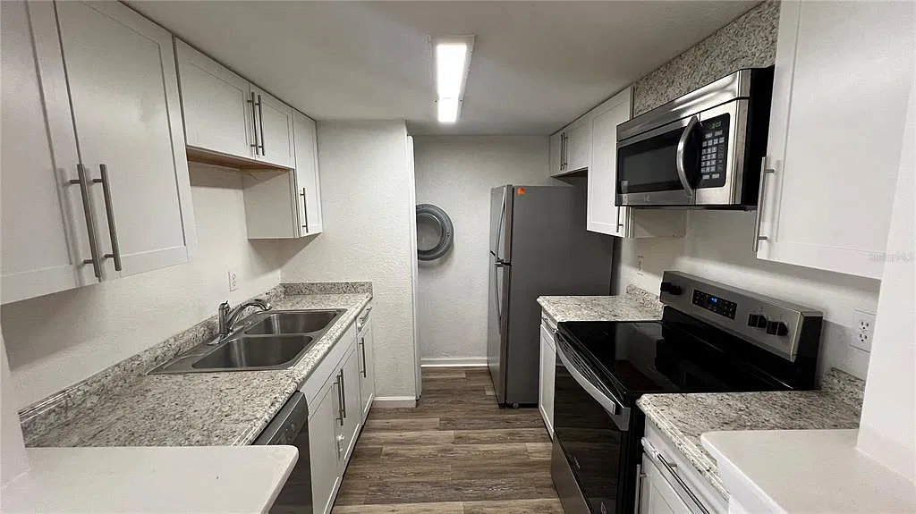 3 bed, 2.0 bath, 893 sqft, $1,700 — Photo 4