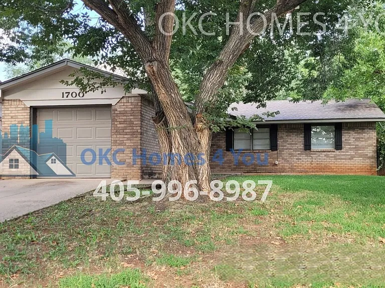 1700 Edgewood Dr — Photo 1