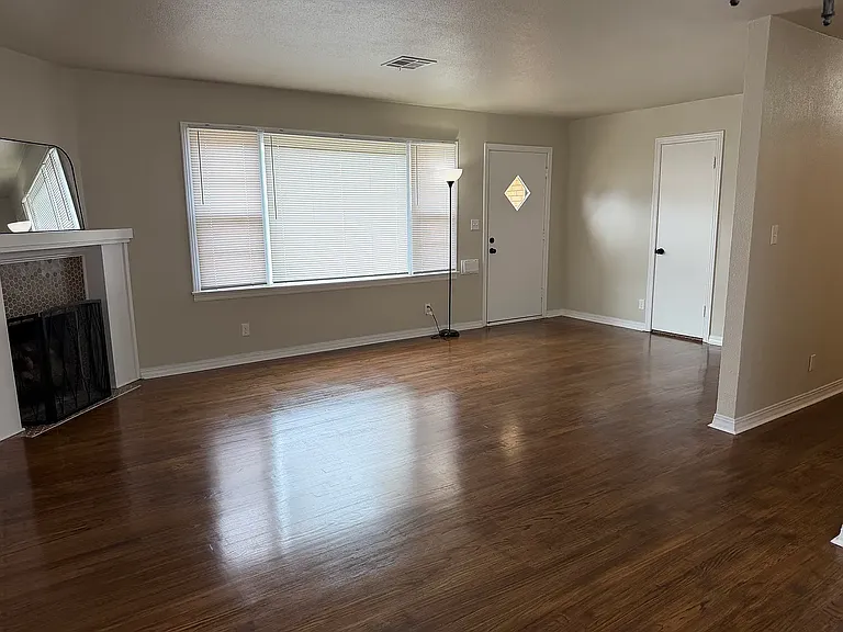 1038 E Walnut St — Photo 5