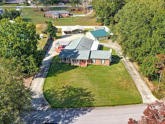 3rd image of 209 Lakewood Cir