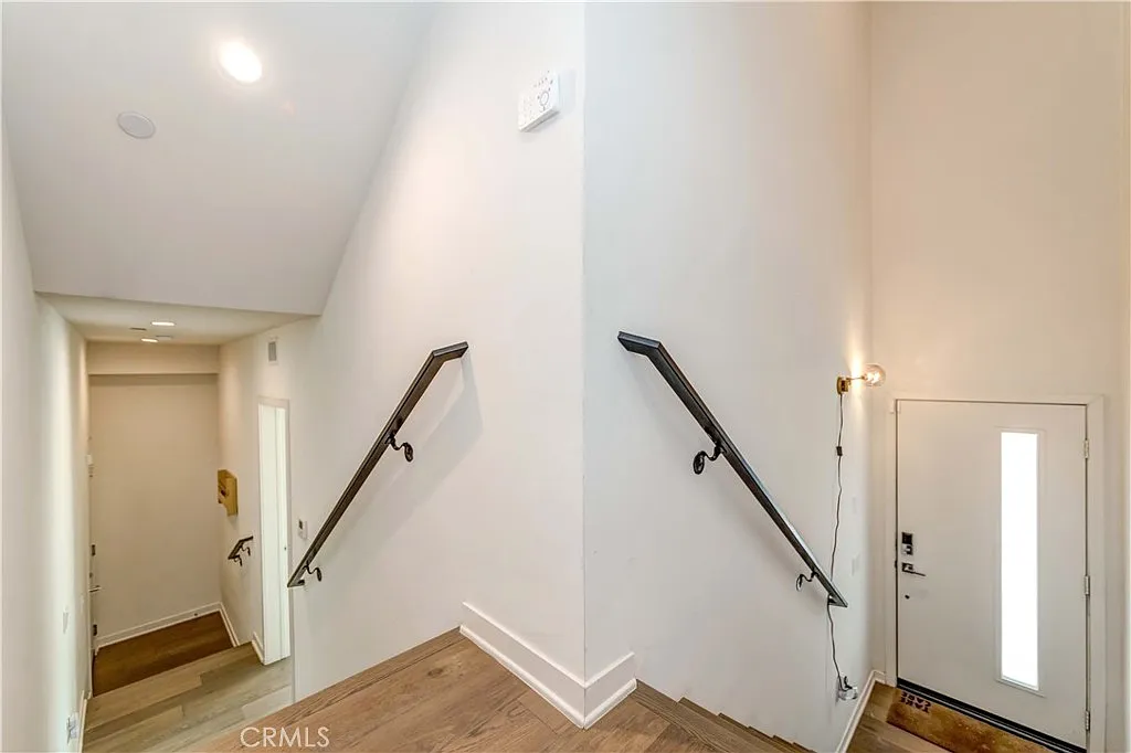 3 bed, 3.5 bath, 1874 sqft, $6,650 — Photo 4