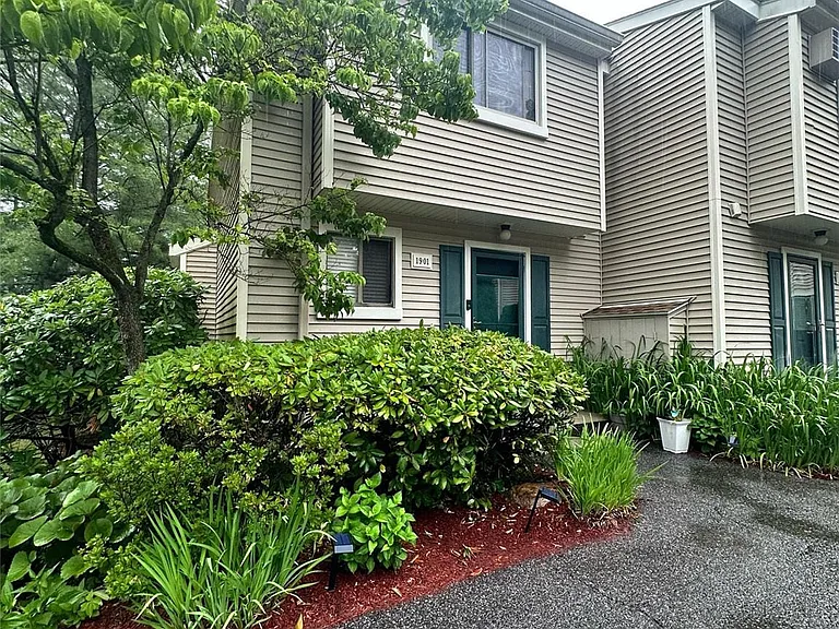 1901 Village Dr — Photo 5