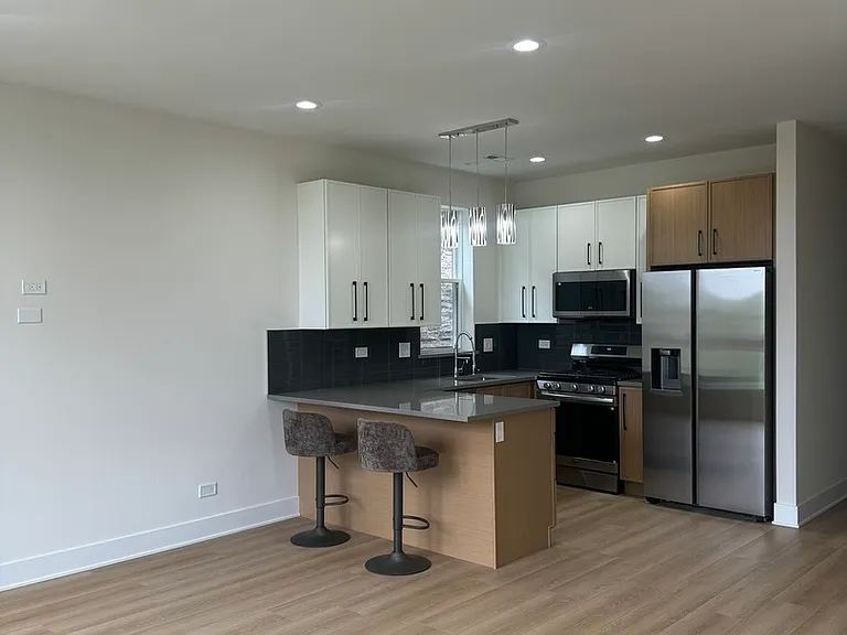 3723 S Lake Park Ave #0 — Photo 5