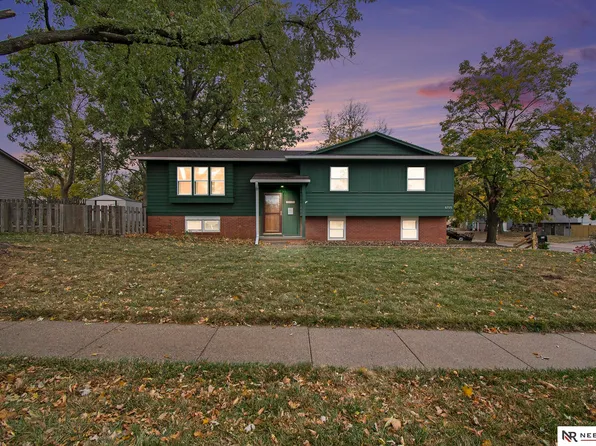 8715 S Glenview Dr, La Vista, NE 68128
