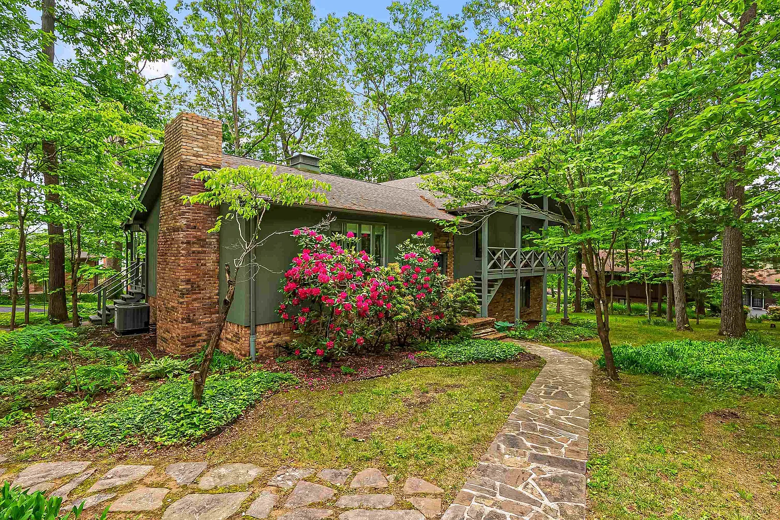 885 Mountain View Dr photo 1