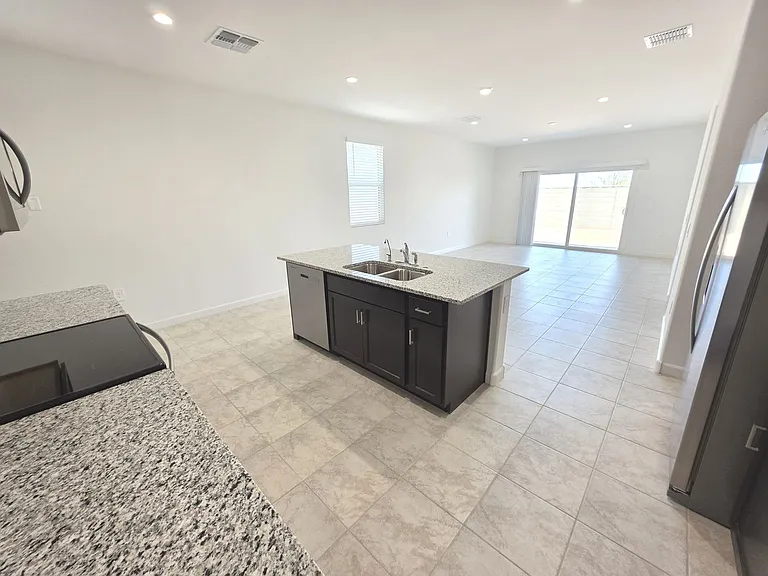 2844 W Shepperd Ave — Photo 9