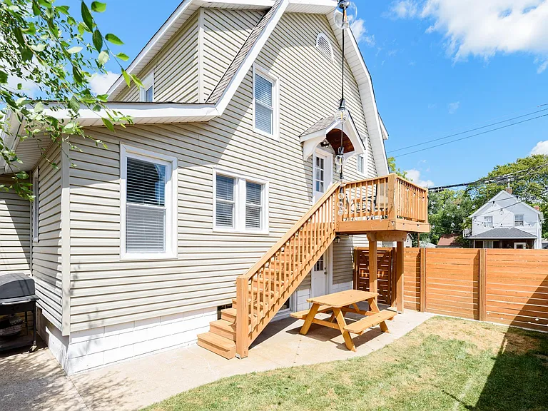 1509 W Clark St — Photo 41