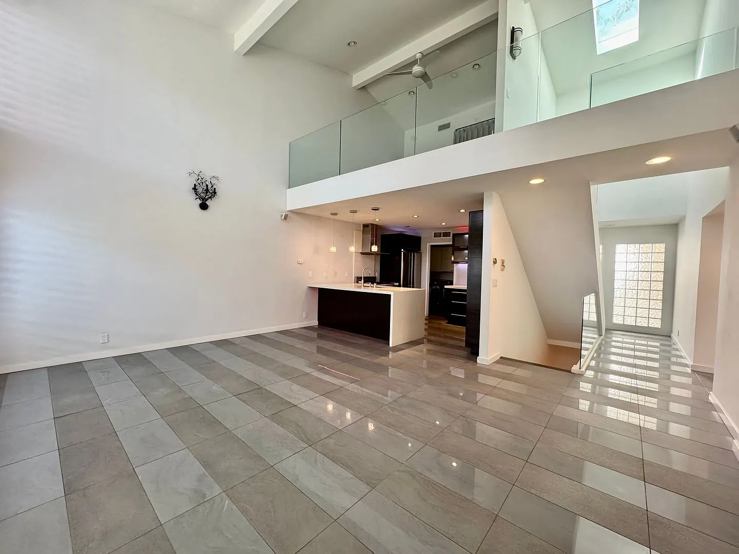 Westside location just moments from Century City and the Wilshire Corridor — Photo 2