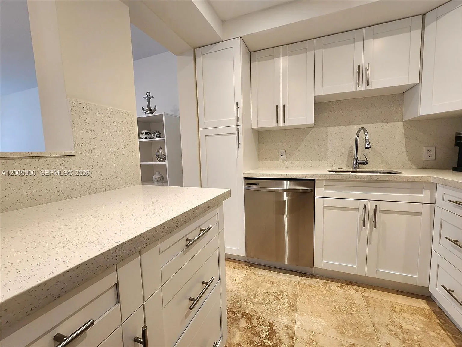 Alexander Towers Condo — Photo 4