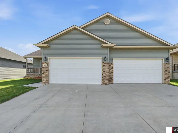 10111 White Pine Rd, Lincoln, NE 68527