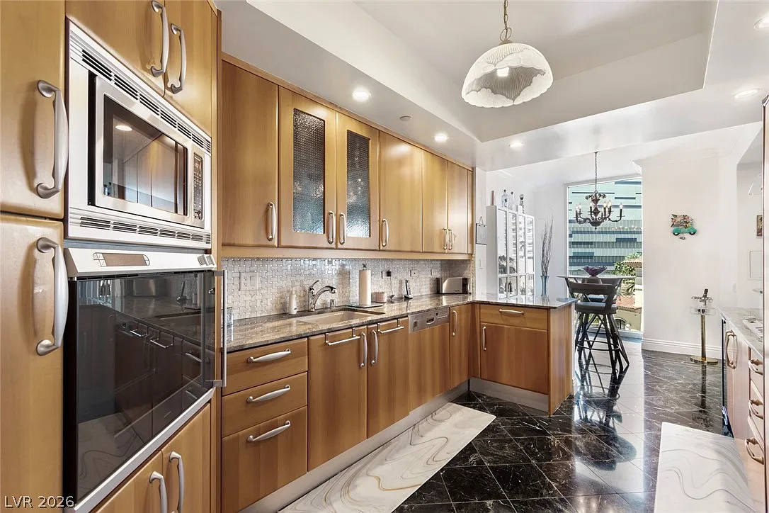 2 bed, 2.5 bath, 2050 sqft, $4,250 — Photo 4