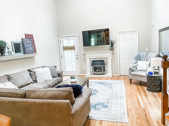 Living room, gas fireplace 