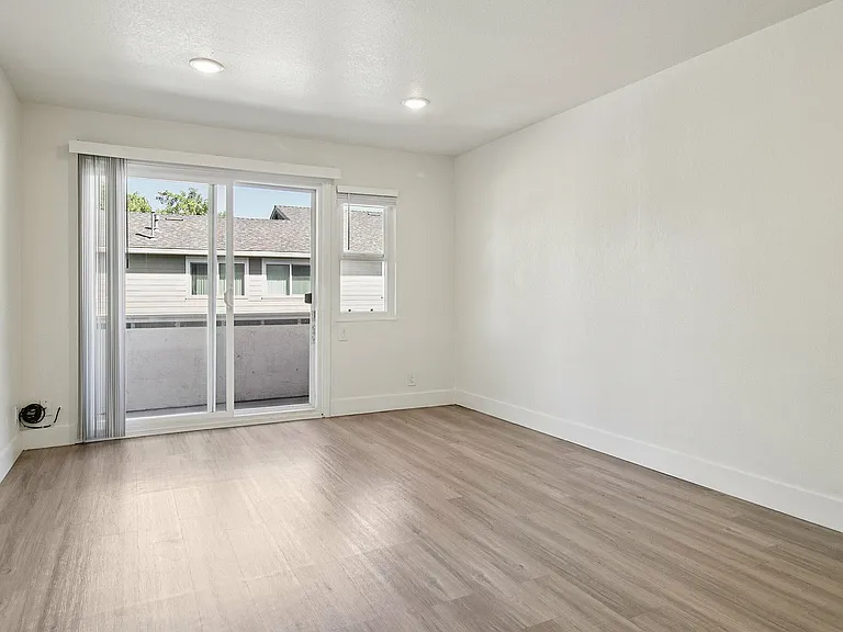 1x1 Livingroom- Balcony view