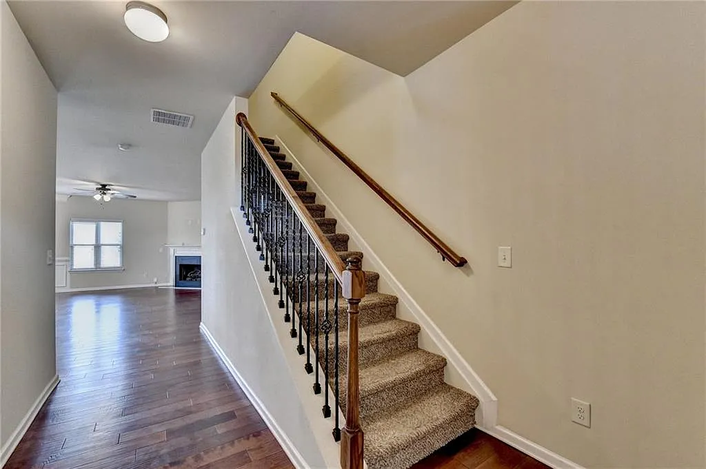 3 bed, 2.5 bath, 1900 sqft, $2,000 — Photo 2