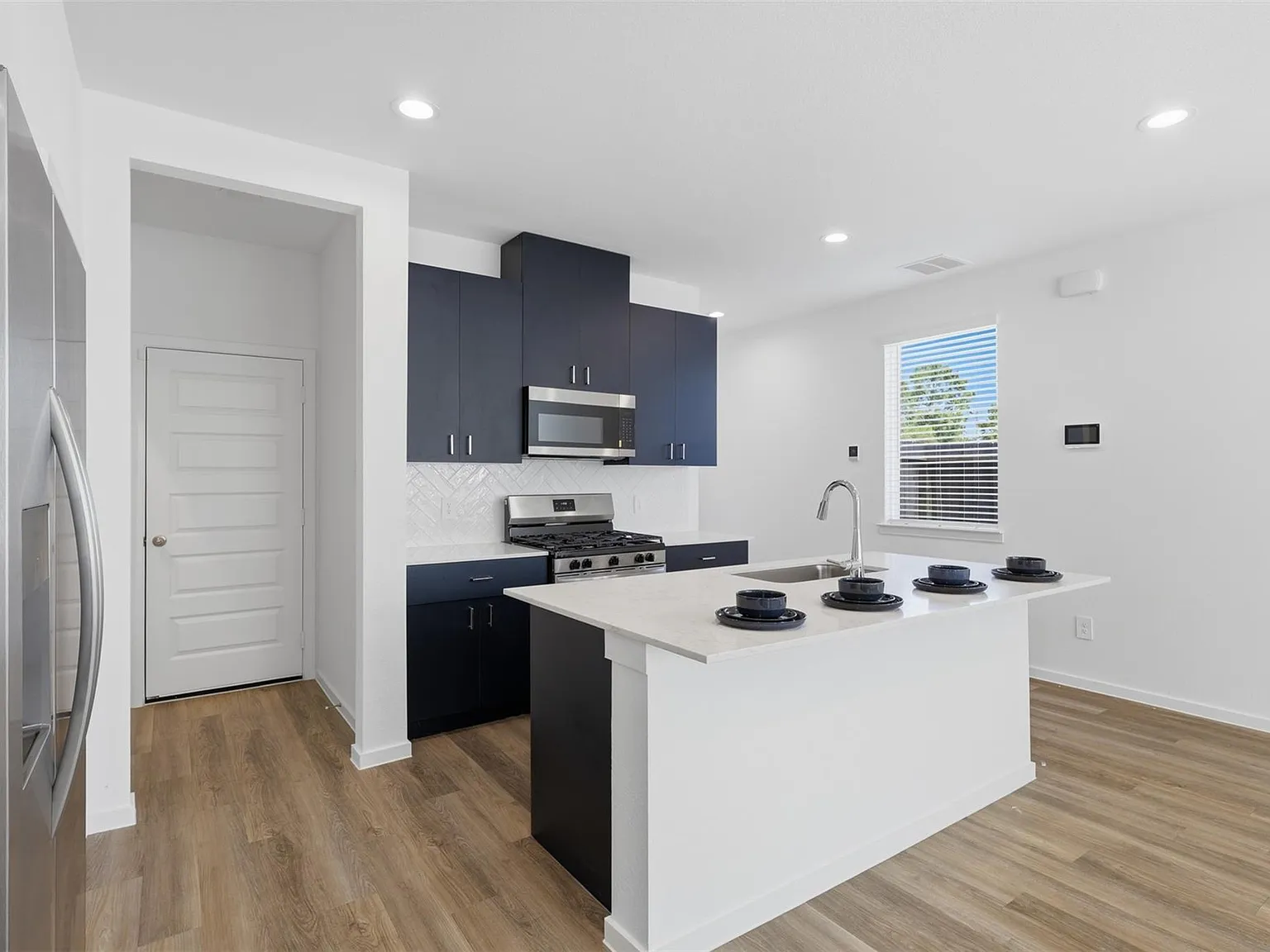 3 bed, 2.5 bath, 1587 sqft, $2,300 — Photo 3