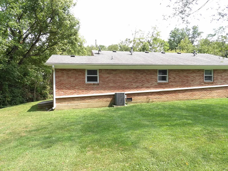139 Lawrence St — Photo 41