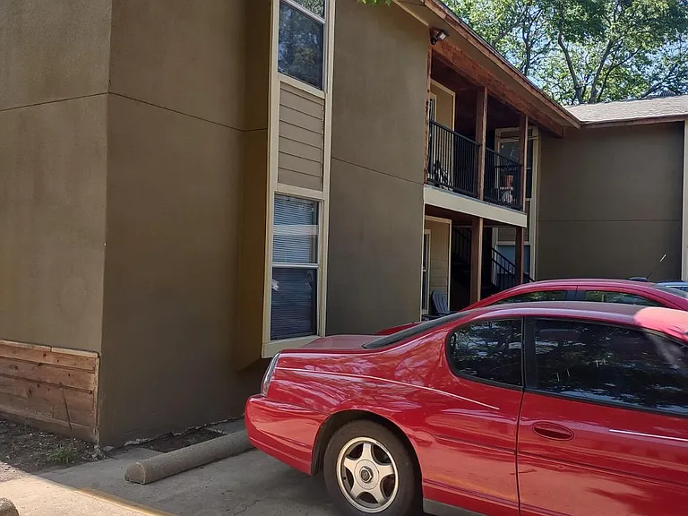 1121 N Locust St #7 — Photo 3