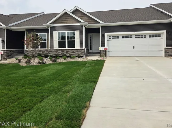 852 Oakwood Cir #42, Fenton, MI 48430