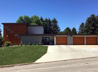 1105 Valley View Dr, Minot, ND 58703