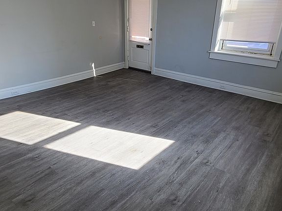 Large living room - new paint to be completed prior to 3/1 move-in date