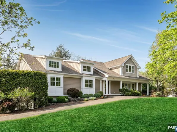 296 Oldwoods Rd, Franklin Lakes, NJ 07417