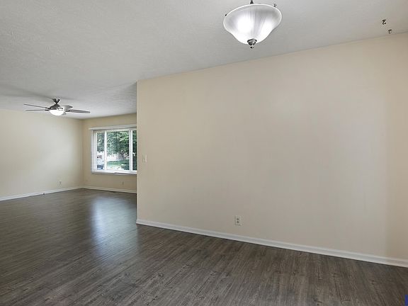 4th image of 927 Newport Blvd
