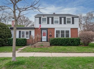 701 E Chateau Pl, Whitefish Bay, WI 53217