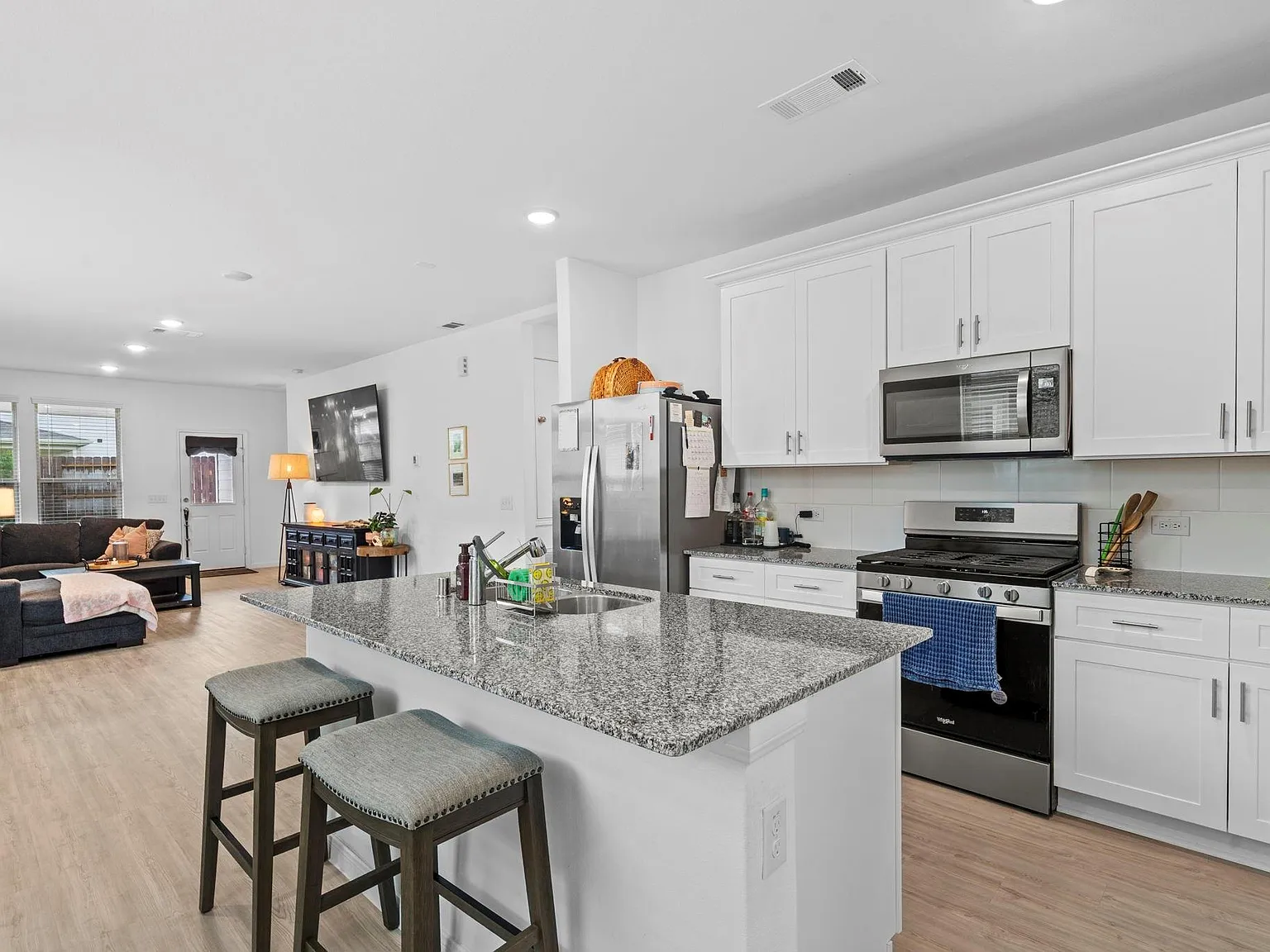 3 bed, 2.0 bath, 1580 sqft, $1,950 — Photo 3