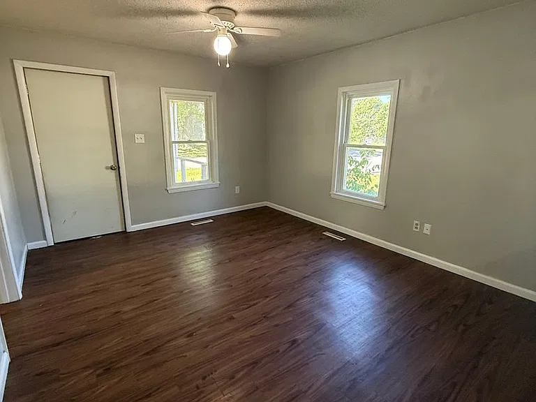 805 E Garfield St — Photo 2
