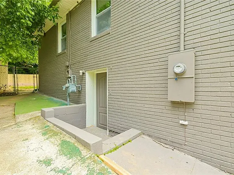220 Napoleon Dr SW — Photo 23