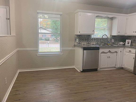 3rd image of 33 Broadmoor Dr