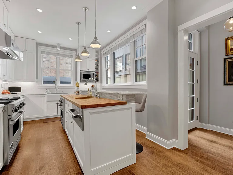 2109 N Clark St — Photo 11