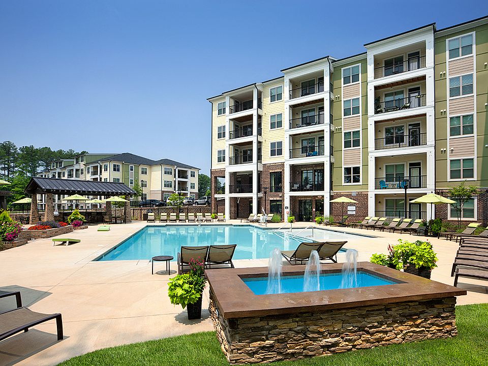 Resort-style Saltwater Pool with Sundeck and Wi-Fi