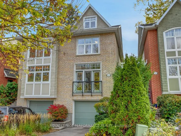 318 Iona St, Ottawa, ON K1Z 7B9