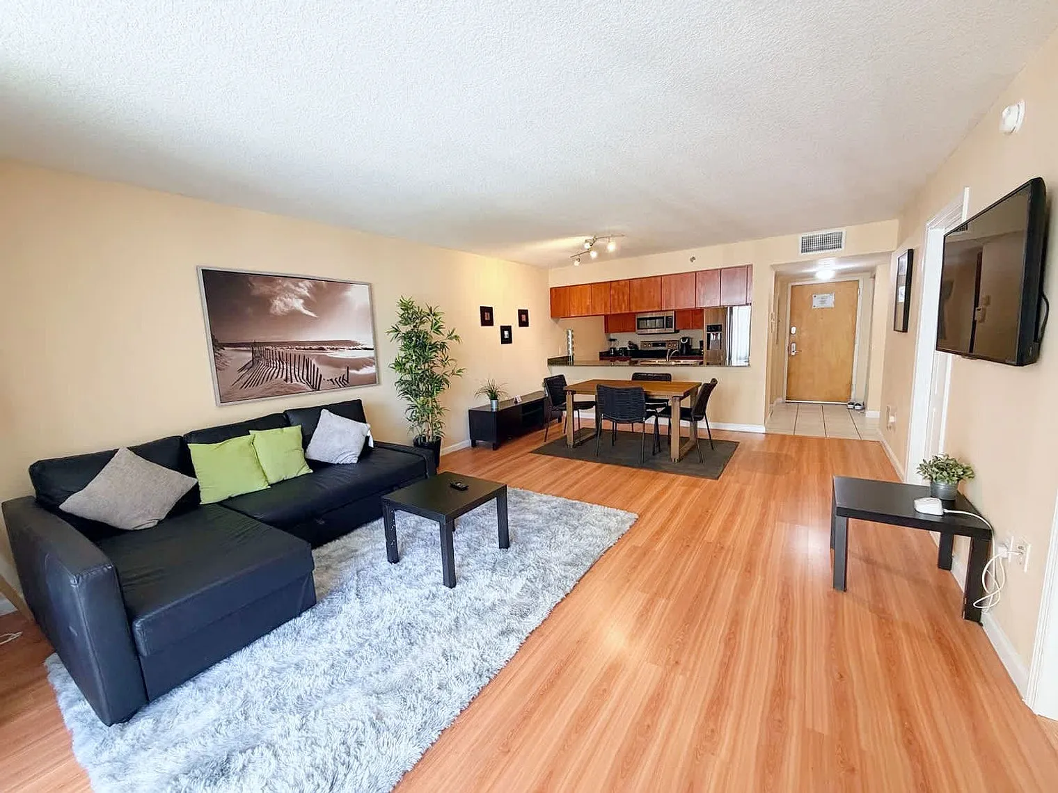 2 bed, 1.0 bath, 818 sqft, $3,441 — Photo 2