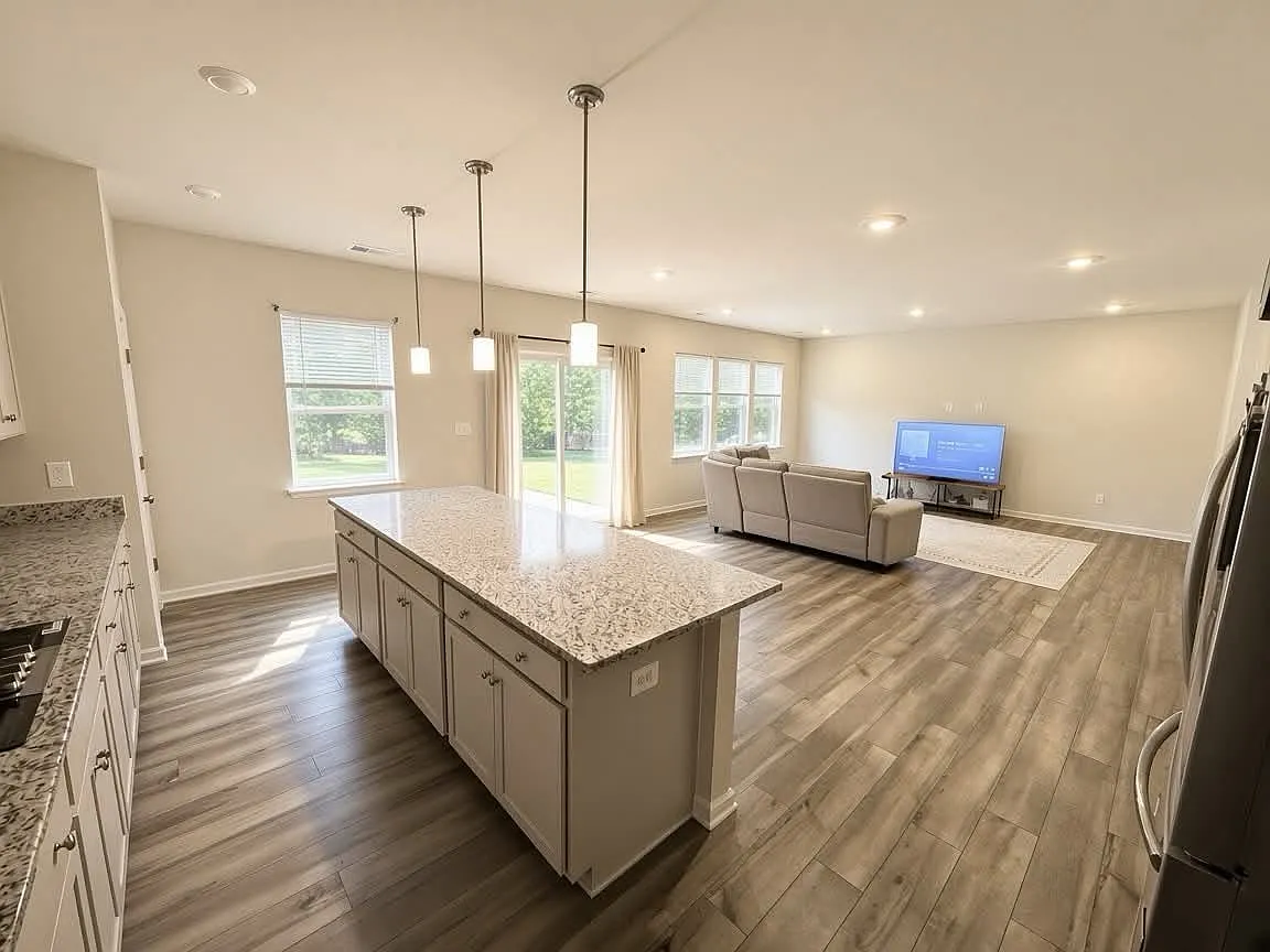 4 bed, 2.5 bath, 2636 sqft, $2,900 — Photo 2