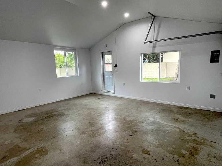 Detached garage with door access, lots of natural light and Air Conditioning.