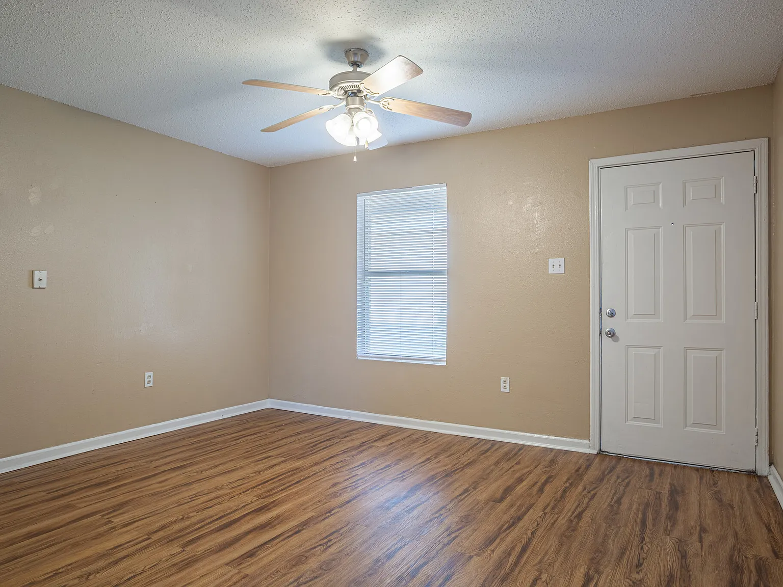 3 bed, 750 sqft, $795 — Photo 4