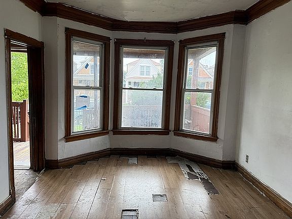 3rd image of 6610 S Oakley Ave