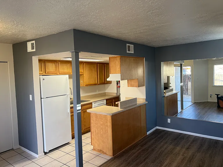 2 Bedroom Town Apartment with Washer / Dryer in Unit & Private Yard — Photo 6
