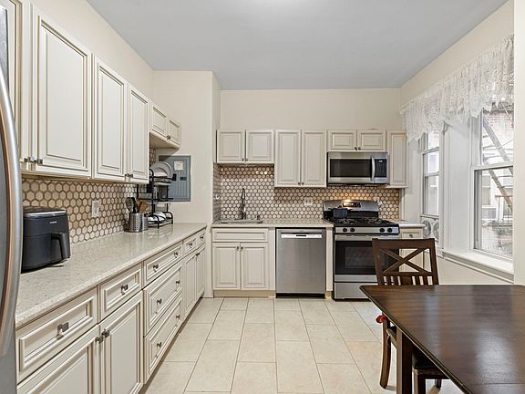3rd image of 282 Magnolia Ave APT 2