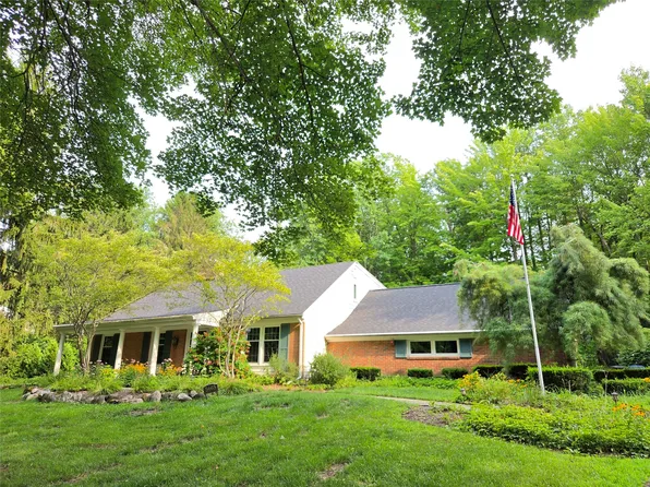 5665 Winthrop Dr, Erie, PA 16506