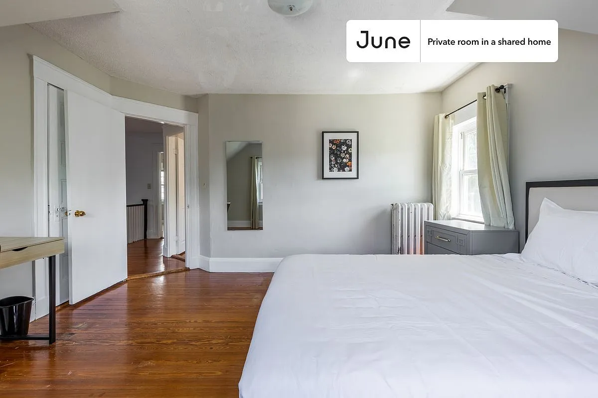 Queen bedroom in 9 bed/2 bath home in Brighton #1341 H — Photo 4