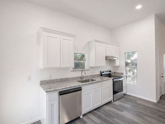 4th image of 415 W 7th St