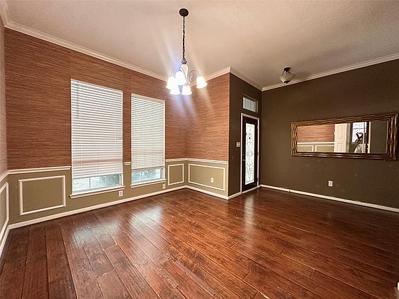 4th image of 19327 Gallatin Ln