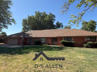 212 Meadowdale Dr, Chickasha, OK 73018