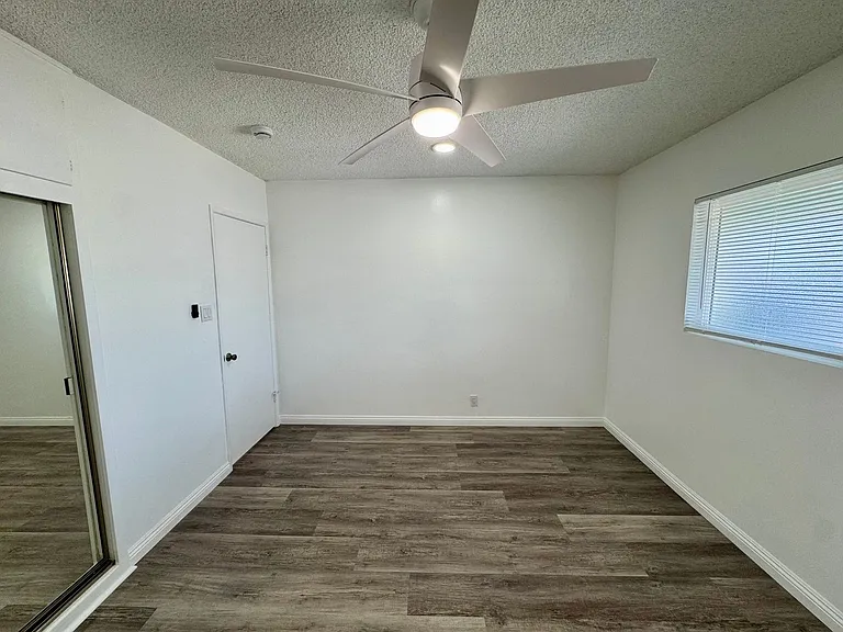 1027 Roswell Ave #4 — Photo 16