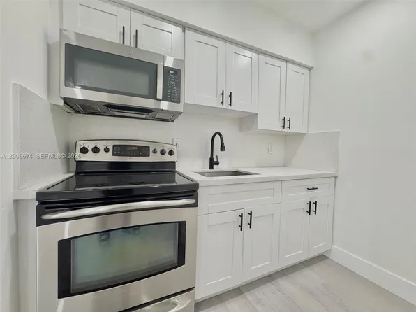 417 NW 2nd Ave, Hallandale, FL