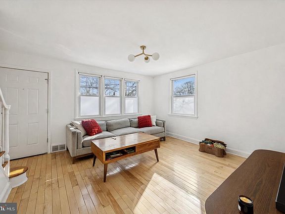 4th image of 1009 Morton Ave